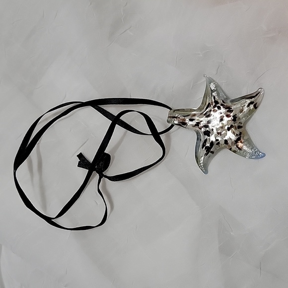 Hand blown glass starfish necklace - Picture 2 of 4